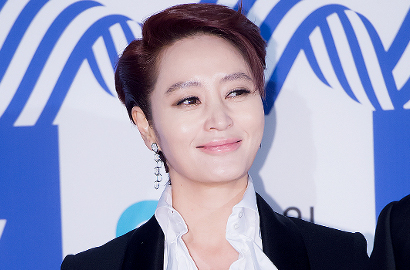 Dandan Maskulin, Aura Kim Hye Soo Tutupi Aktris Lain di Blue Dragon Awards