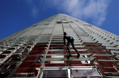 Tanpa Pengaman, Manusia 'Spiderman' Panjat Gedung Tertinggi di Barcelona