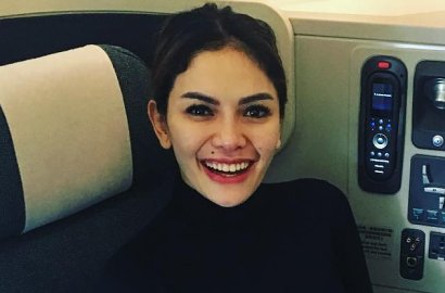 Cuek Cuaca Dingin di Hong Kong, Nikita Mirzani Nekat 'Buka' Baju di Jalan