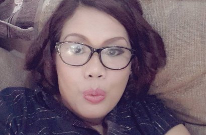 Pamer Pose Elegan, Ely Sugigi Dipuji Cantik Pakai Gaun Ini