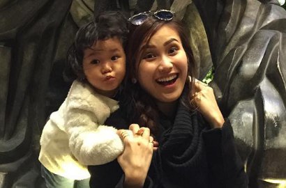 Dada Ayu Ting Ting 'Nempel' di Lengan Pria, Bilqis Gandeng Bocah Laki-Laki Jadi Sindiran