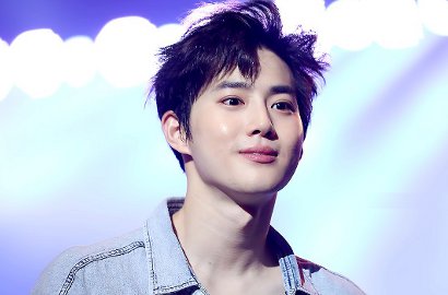 Jalan Sambil Ngantuk di Bandara, Lucunya Suho EXO Pakai Bolpoin Kebalik