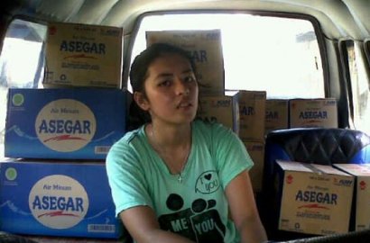 Mahasiswi Cantik Jadi Sopir Angkot Hingga Kuli Bangunan, Ini Alasannya