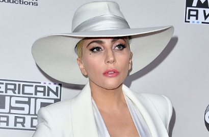 Pakai Mantel Bulu Rp 321 Juta, Inilah Penampilan Aneh Lady GaGa Jelang Victoria's Secret