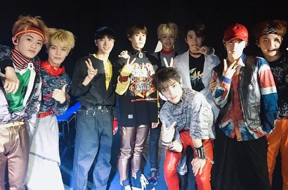 NCT Ganteng, Mark Nyentrik Pakai 'Jas Hujan' Berangkat ke MAMA