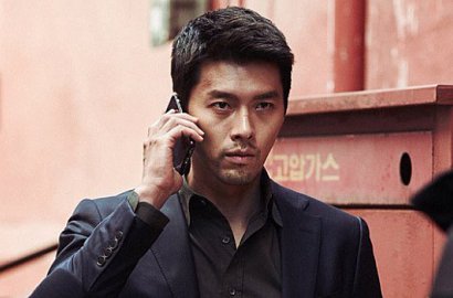Ngeri, Hyun Bin 'Mainan' Pistol di Foto Adegan 'Cooperation'