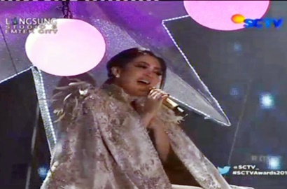 Syahrini Tampil Cetar Membahana Bawakan 2 Lagu di SCTV Awards 2016