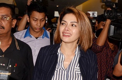 Heboh Nikita Mirzani Peluk Bule di Hong Kong, Netter: Pacar Baru?