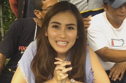 Pakai Mukena, Ayu Ting Ting Bikin Terenyuh Pasang Wajah Melas di 'AADeCi'
