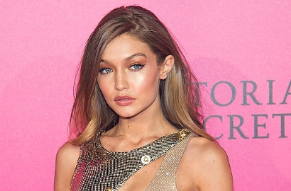 Pakai Sayap Besar, Tali Bra Gigi Hadid Copot di Panggung Victoria's Secret