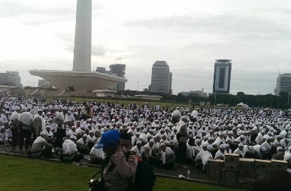 Massa 2 Desember Mulai Doa Bersama di Monas, Polisi Ini Curi Perhatian