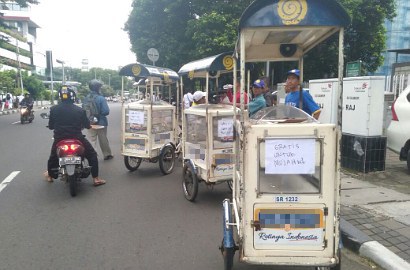 Kurma, Roti, Nasi Hingga Bunga Mawar Dibagikan Gratis ke Massa 2 Desember