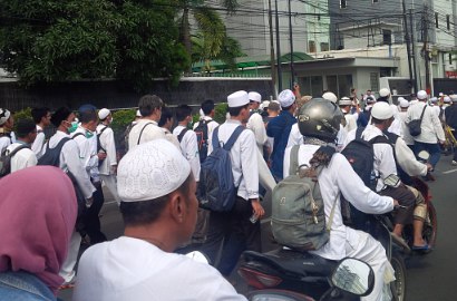 'Letihmu Urusan Kami', Puluhan Tukang Pijat Untuk Massa 2 Desember