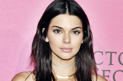 Pakai Sayap 'Aneh', Penampilan Kendall di Victoria's Secret Dianggap Sampah