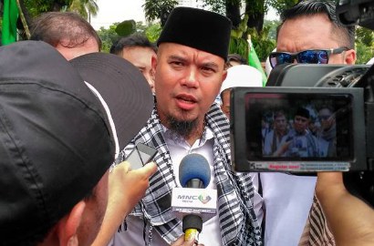 Beredar Foto Ditangkap Polisi Atas Isu Makar, Ahmad Dhani Curhat Kamarnya Mau Didobrak
