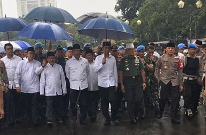 Pegang Payung Sendiri ke Monas, Jokowi Dipuji Netter