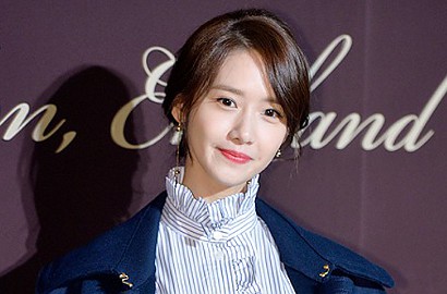 Rambut Dicepol ke Atas, Yoona Tampil Imut Bak Anak SMA di Acara Fansigning