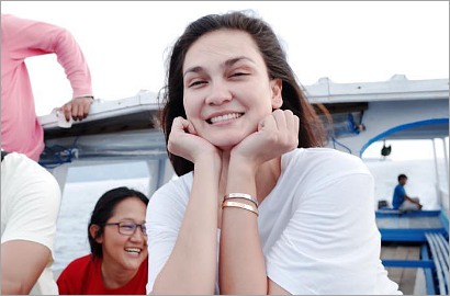 Kesal dengan Ayu Ting Ting dan Raffi, Luna Maya Curhat ke Mama Amy?