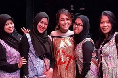 Puji Clothing Line Ayu Ting Ting Saingi Kim K dan Victoria Beckham, Fans Ini Ditertawakan Netizen