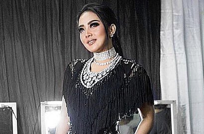 Cantik Alami, Syahrini Bersandar Manja Ditemani Mantan Pacar Pevita Pearce?