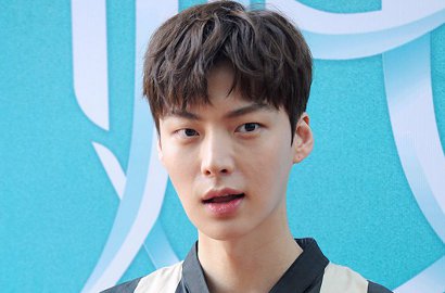 Bareng Aktris Cantik Ini, Ahn Jae Hyun Pose Sok Keren di Red Carpet MAMA 2016