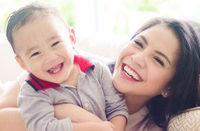 Sambil Gendong Rafathar, Lucunya Nagita Slavina Jadi Meme 'Emak-Emak Berdaster'