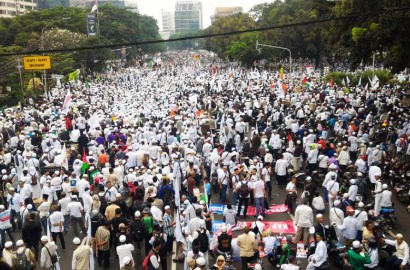Orang-orang Yang Meraih Untung dari Aksi Super Damai 2 Desember