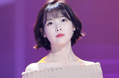 Lebih Mirip Raket Ping Pong, Lightstick IU Jadi 'Korban' Meme Kocak