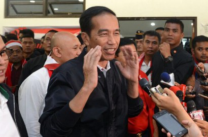 Setelah Payung, Kini Jokowi Hebohkan Sosmed Dengan Sandal Biru