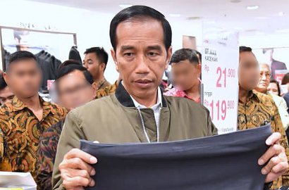 Begini Reaksi Unik Produsen Sandal yang Dipamerkan Jokowi
