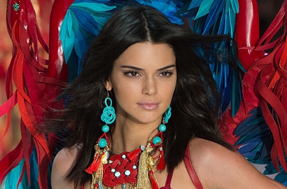 Pede Hangout Tak Pakai Bra, Kendall Jenner Nyaris Pamer Bagian Pribadinya
