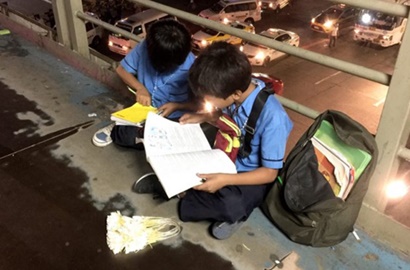 Mengharukan, Kakak Adik Ini Terpaksa Belajar di Jembatan Penyeberangan