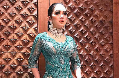 Syahrini Tak Sengaja Jatuh Manja ke Lantai, Netter: 'Terkusruk' Bakal Jadi Tren