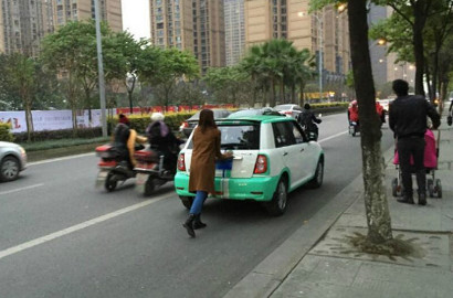Dorong Mobil Bak Wonder Woman, Wanita Ini Tuai Pujian Netter