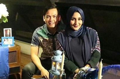 Lepas Hijab, Istri Tommy Kurniawan Sandarkan Kepala ke Pria Lain