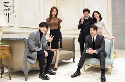 Gong Yoo - Lee Dong Wook Asyik Pose 'Mesra' di BTS Pemotretan 'Goblin'