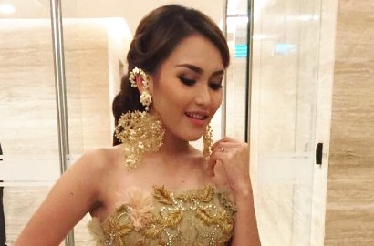 Tampil Sempurna dengan Gaun Emas, Lengan Besar Ayu Ting Ting Malah Bikin Salah Fokus