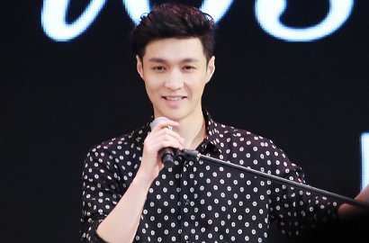 Sedang Asyik Makan, Imutnya Lay EXO Syok Diminta Cari Istri Oleh Fans