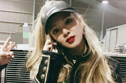 Pemotretan di Bali, Hyoyeon 'Gandeng' Rambu Halte Bus Bikin Salah Fokus