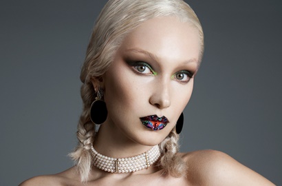 Jadi Model Majalah, Payudara Bella Hadid Menyembul Keluar