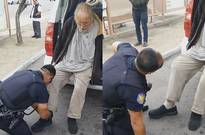 Polisi Ini Tuai Pujian Usai Pakaikan Sepatu ke Gelandangan Tua