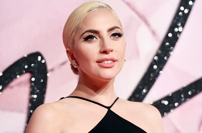 Hanya Pakai Bra Mini, Lady GaGa Pede Jalan-Jalan di Kota London