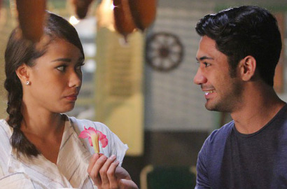 Diduga Bocor, Reza Rahadian Ciuman dengan Adinia Wirasti di Poster 'Critical Eleven'