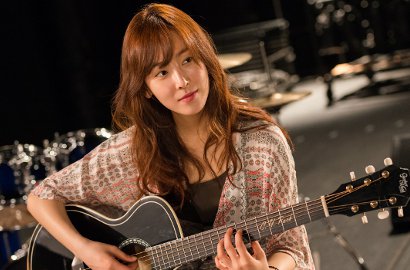 Tampil Manis, Seo Hyun Jin Jadi Penyanyi di Foto Adegan 'Because I Love You'
