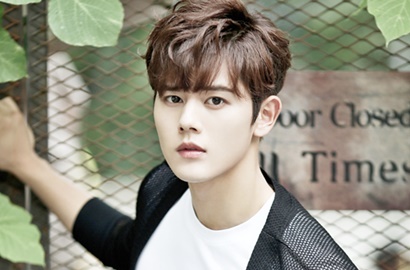 Syuting 'Still Loving You', Dongjun ZE:A Pamer Wajah Ganteng Pegang Naskah