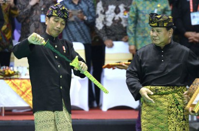 Terima Keris Emas, Jokowi Jadi Pendekar Utama Pencak Silat Indonesia
