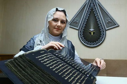 Mengagumkan, Wanita Cantik Ini Tulis Al Quran di Sutra Selama 3 Tahun
