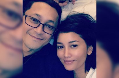Nonton Konser Coldplay, Romantisnya Titi Rajo Bintang Tersenyum di Pelukan Suami