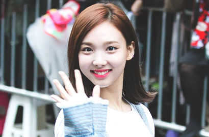 Nayeon Selca Tanpa Makeup Bareng Fans, Netter Malah Fokus ke 'Kembaran' Seolhyun