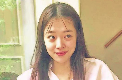 Unggah Selca Bangun Tidur dengan Mata Bengkak, Sulli Nggak Cantik Lagi?
